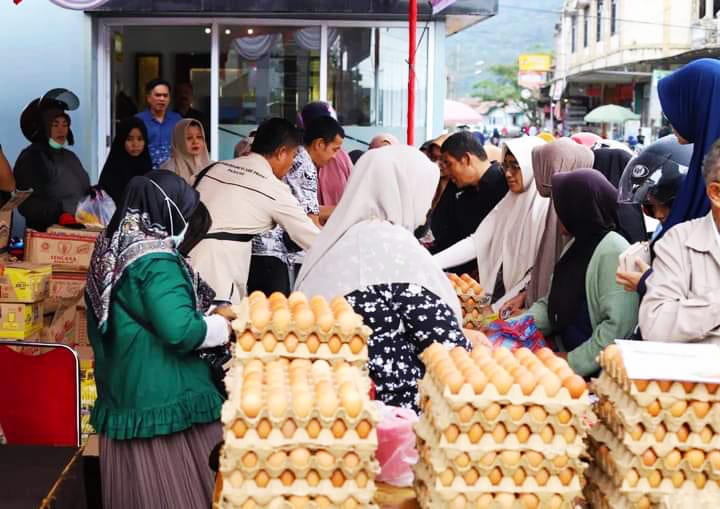Antusias warga berbelanja di pasar murah di gelar Pemko Padang Panjang, KAMIS (7/3/2024) siang.